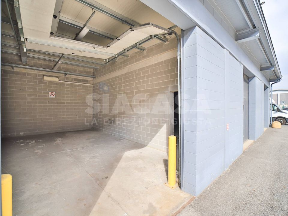 L'establiment comercial a San Giuliano Milanese, Milan - foto 4