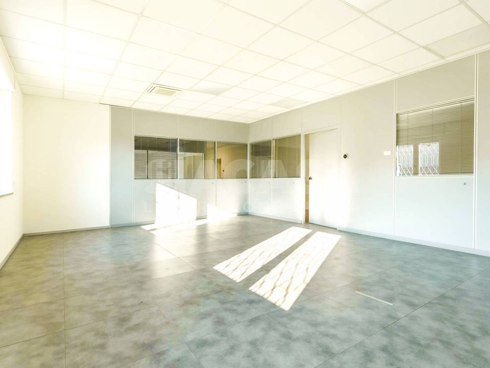 L'establiment comercial a San Giuliano Milanese, Milan - foto 4