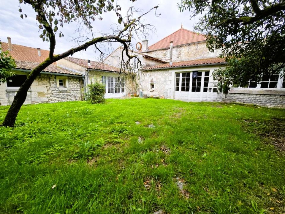 Landsbyhus i Saint-Dizant-du-Gua, Charente-Maritime - foto 1