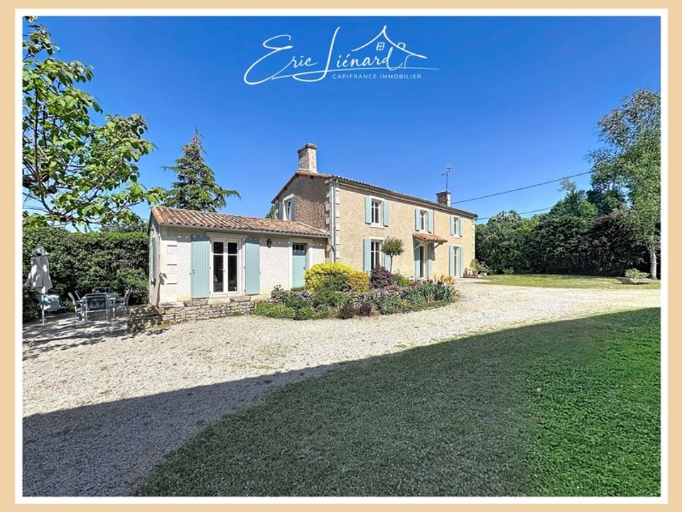 Landejendom i Saint-Martin-de-Saint-Maixent, Deux-Sevres - foto 1