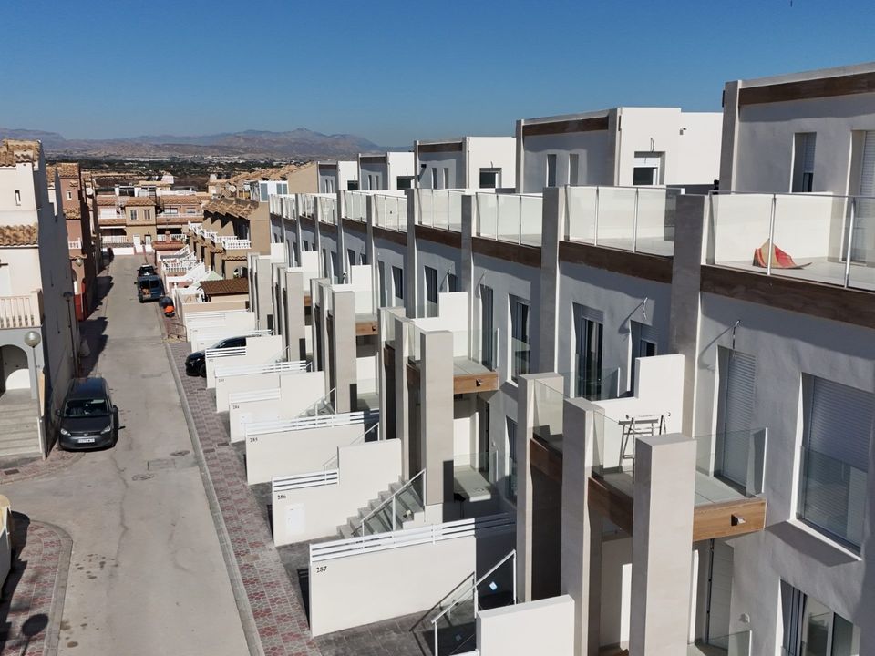 Villa - Gran Alacant, Alicante - photo 1
