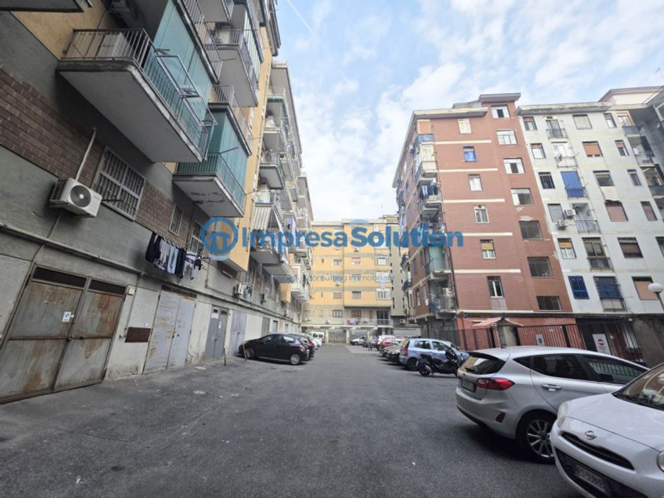 Garage i Naples, Naples - foto 3