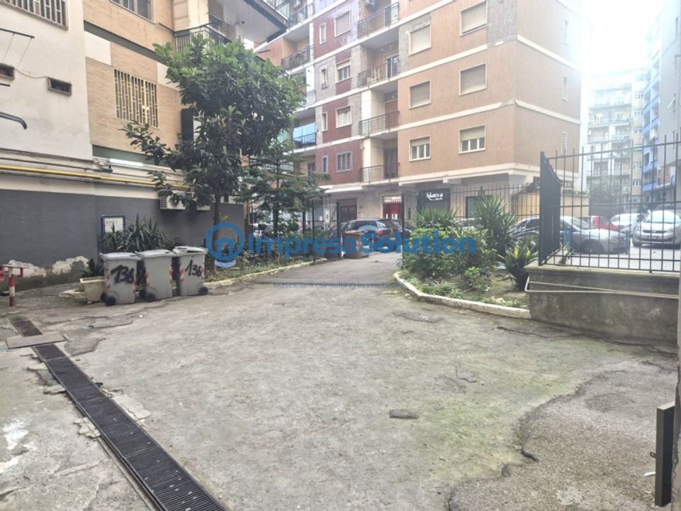 Garage i Naples, Naples - foto 1