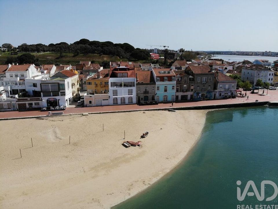 Commercial property in Seixal, Setubal - photo 1