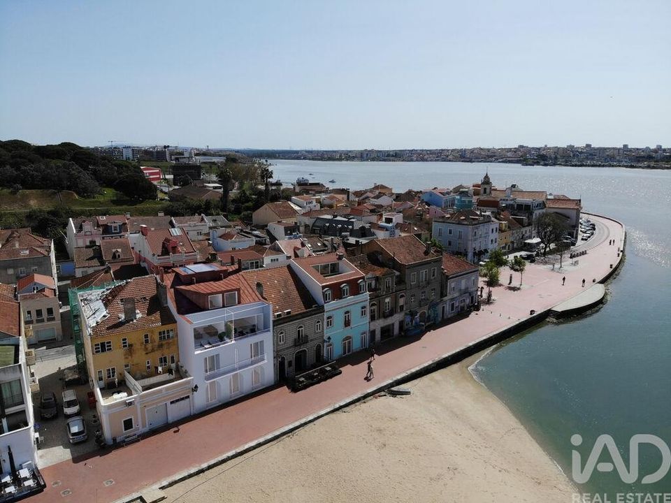 Commercial property in Seixal, Setubal - photo 2