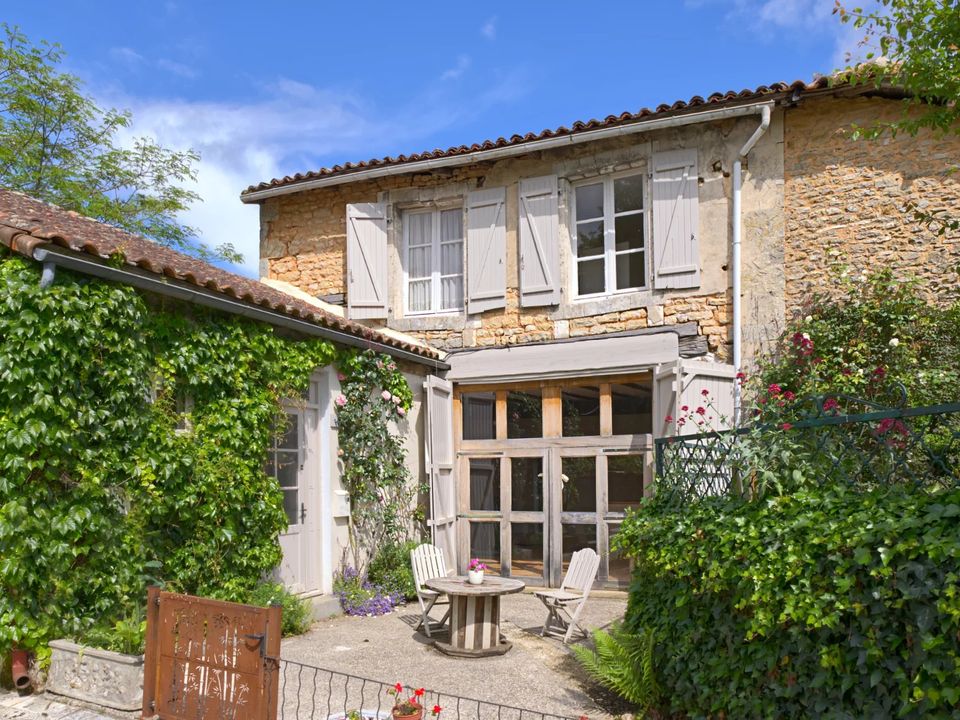 Landsbyhus i Nanteuil-en-Vallee, Charente - foto 1