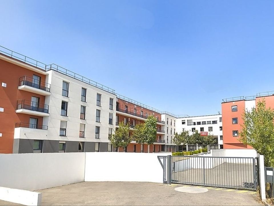 Erhvervsejendom i Saint-Cyr-l'Ecole, Yvelines - foto 1