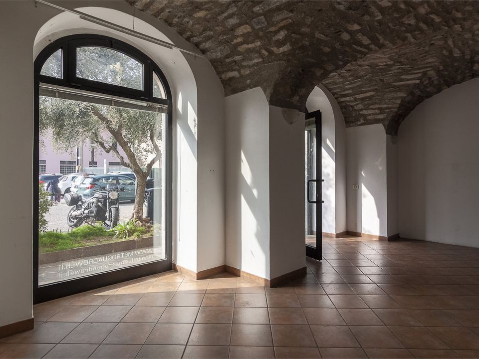 L'establiment comercial a Mandello del Lario, Lecco - foto 3
