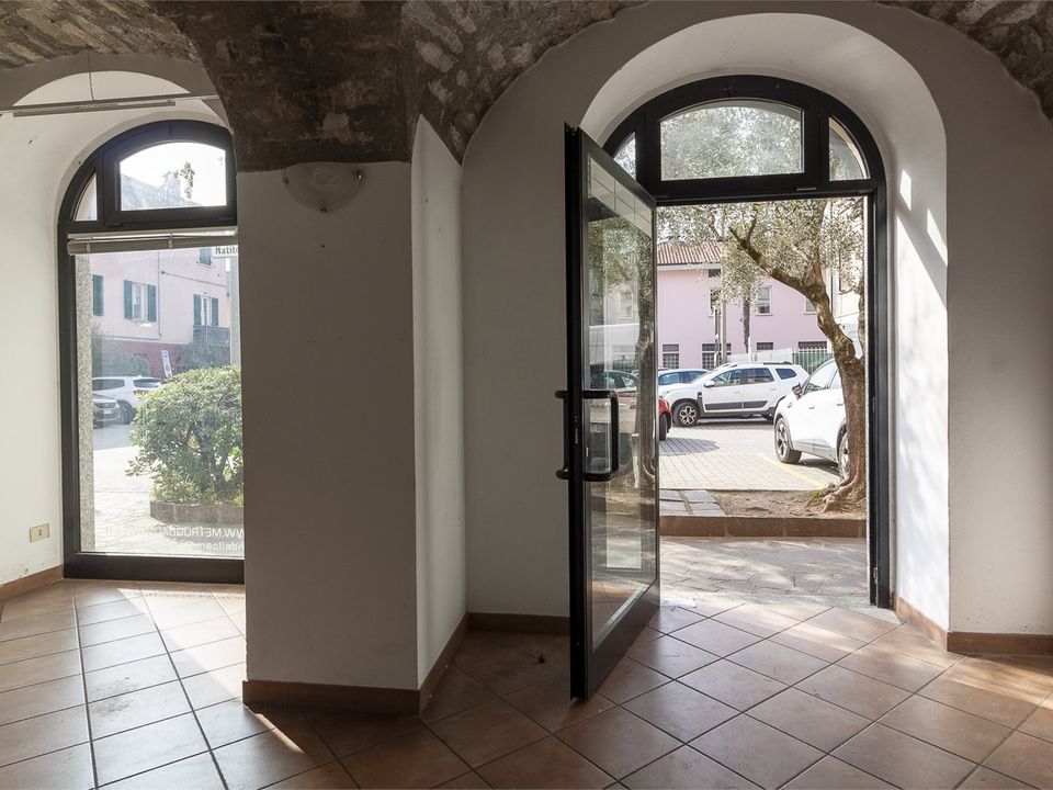 L'establiment comercial a Mandello del Lario, Lecco - foto 4