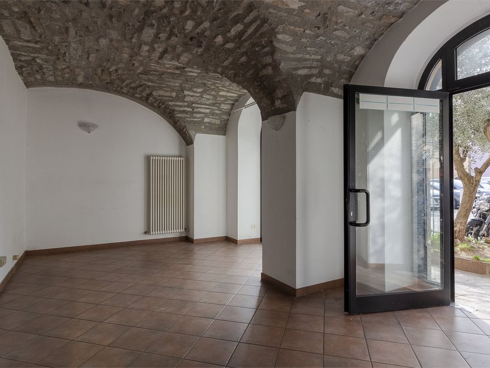 L'establiment comercial a Mandello del Lario, Lecco - foto 5