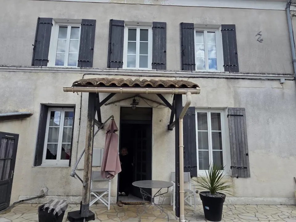 Byhus i Saint-Fort-sur-Gironde, Charente-Maritime - foto 1