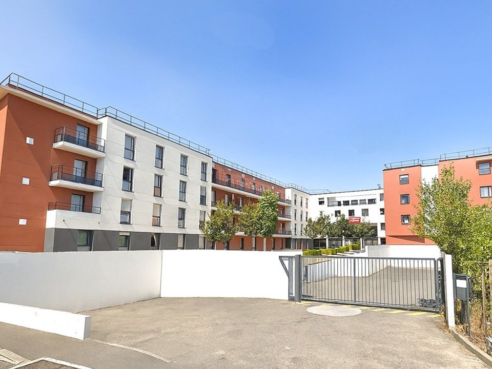 Erhvervsejendom i Saint-Cyr-l'Ecole, Yvelines - foto 1