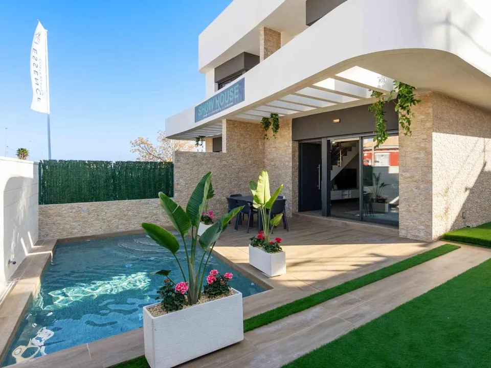 Villa in Los Montesinos, Alicante - photo 1