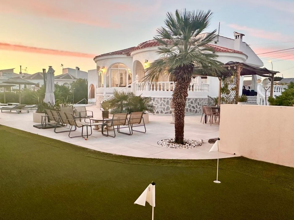 Villa en Torrevieja, Alicante - foto 1