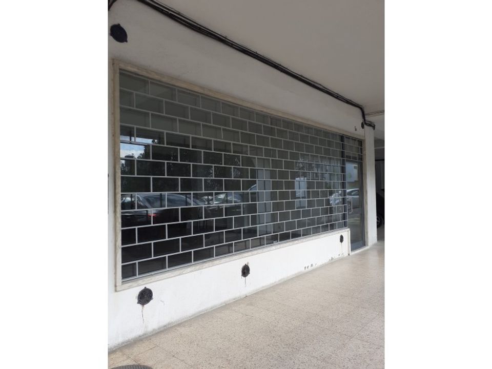 Commercial property in Rio de Mouro-Estacao, Lisbon - photo 1
