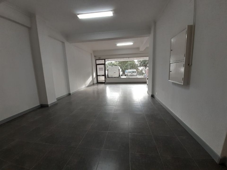 Commercial property in Rio de Mouro-Estacao, Lisbon - photo 2