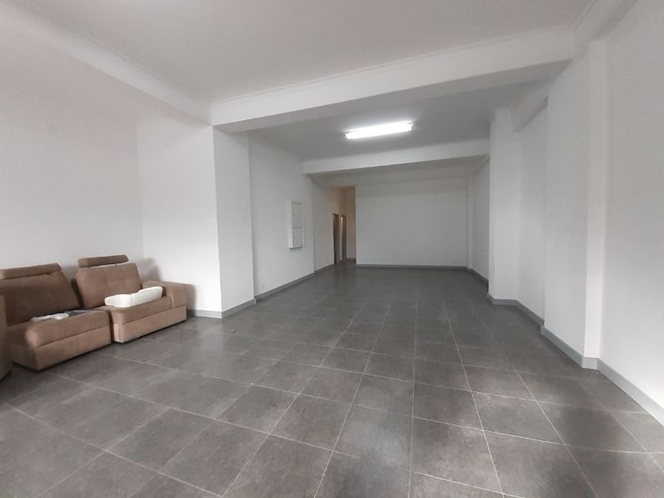 Commercial property in Rio de Mouro-Estacao, Lisbon - photo 3