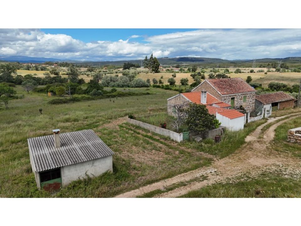 Landejendom i Vale de Prazeres e Mata da Rainha, Castelo Branco - foto 1