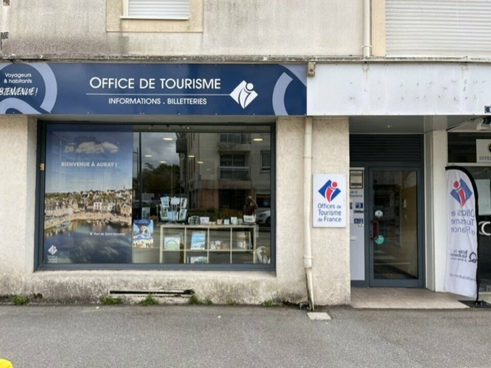 Commercial property in Auray, Morbihan - photo 1