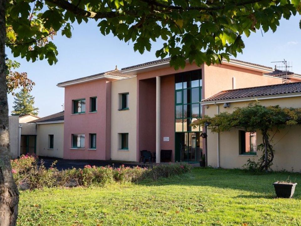 Erhvervsejendom i Saint-Angeau, Charente - foto 1