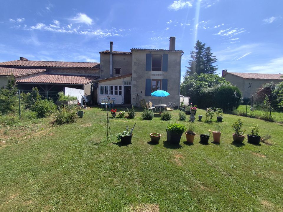 Hus i byn i Voulême, Vienne - foto 2