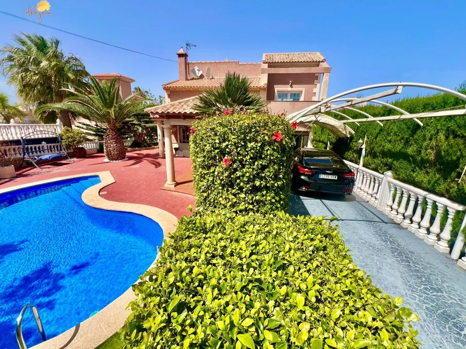 Villa in Torrevieja, Alicante - foto 1