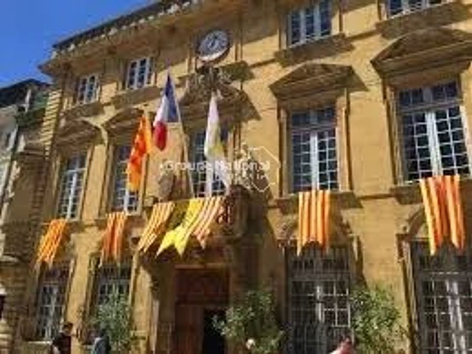 Erhvervsejendom i Salon de Provence, Bouches-du-Rhone - foto 1