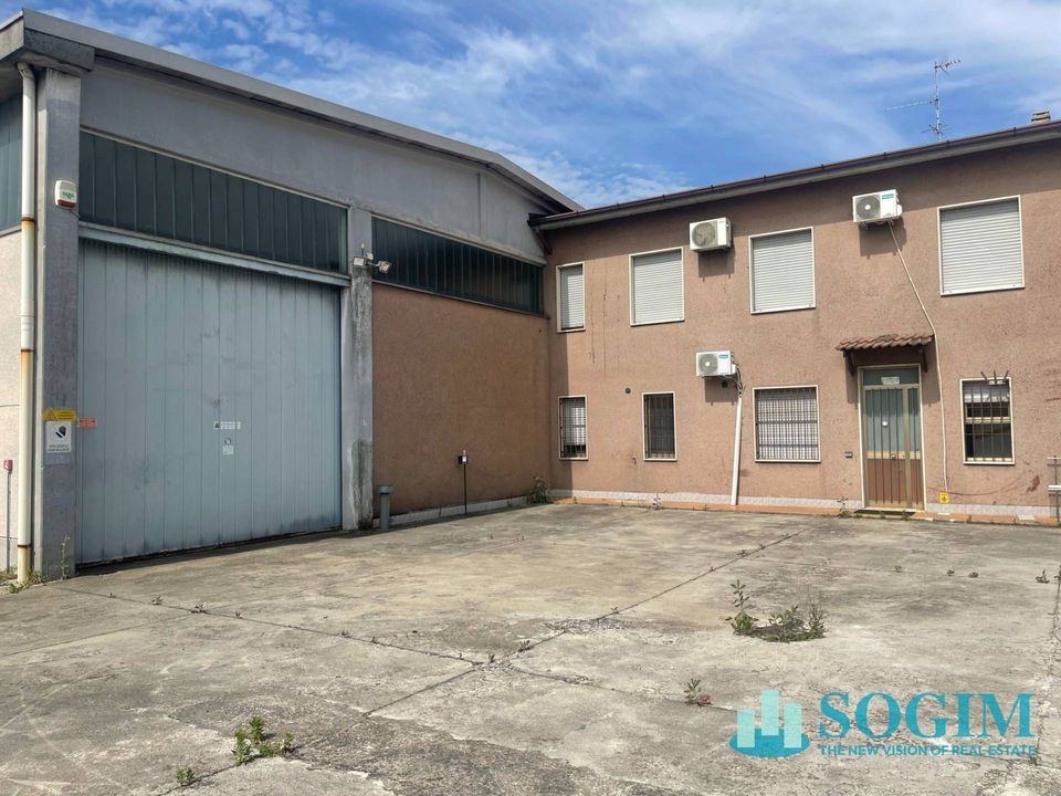L'establiment comercial a San Giuliano Milanese, Milan - foto 1