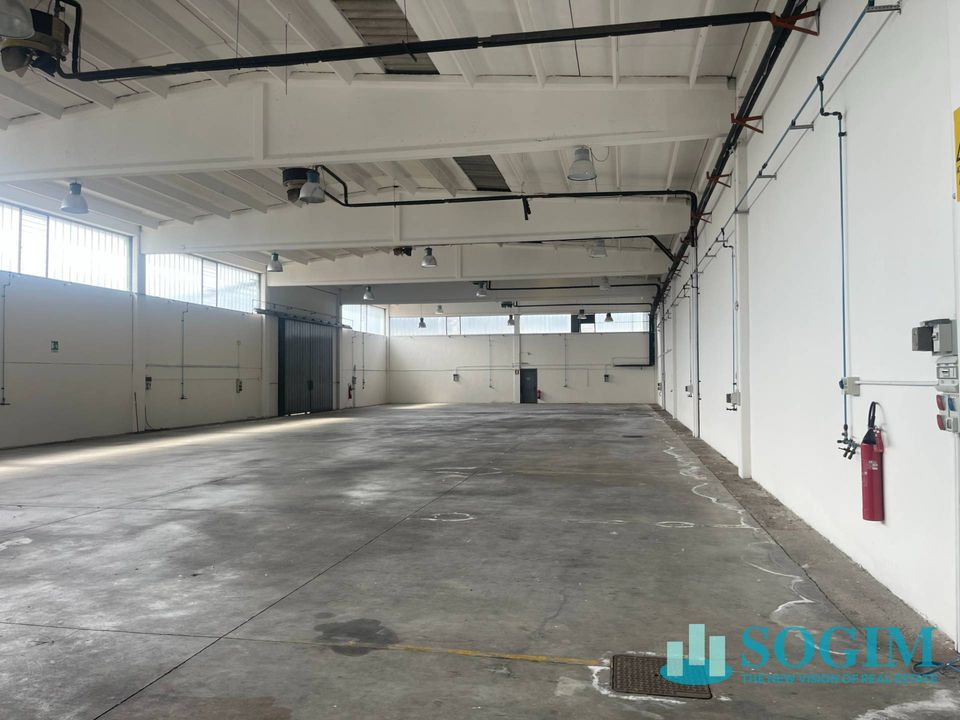 L'establiment comercial a San Giuliano Milanese, Milan - foto 2