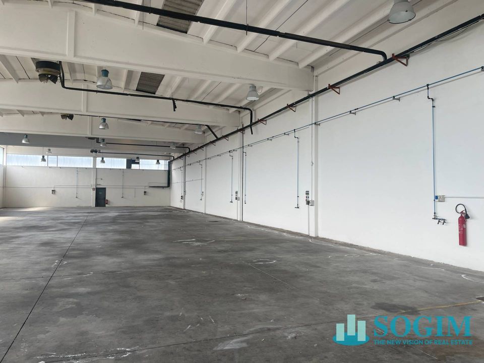 L'establiment comercial a San Giuliano Milanese, Milan - foto 3