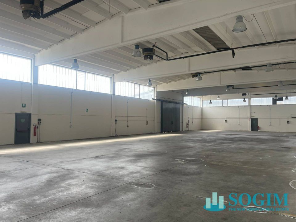 L'establiment comercial a San Giuliano Milanese, Milan - foto 4