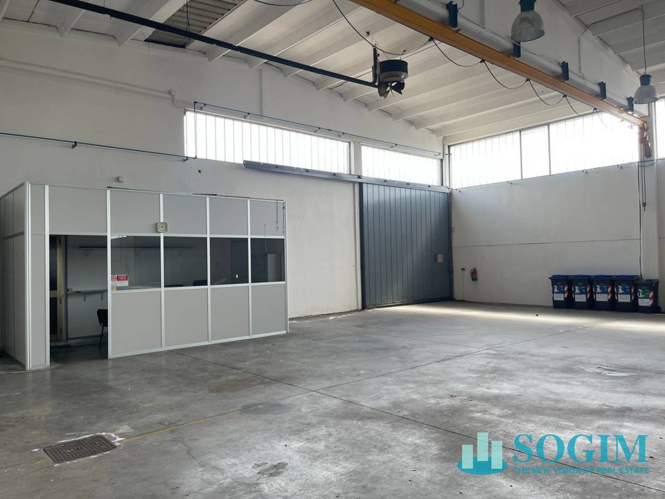 L'establiment comercial a San Giuliano Milanese, Milan - foto 5
