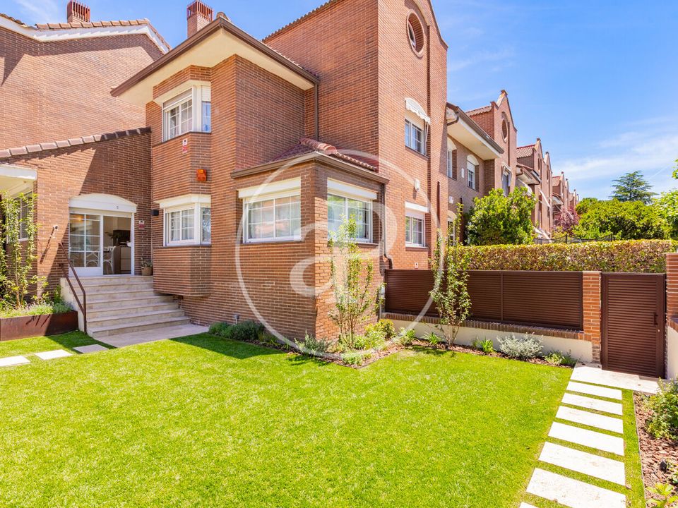 Villa in Las Rozas De Madrid, Madrid - photo 1
