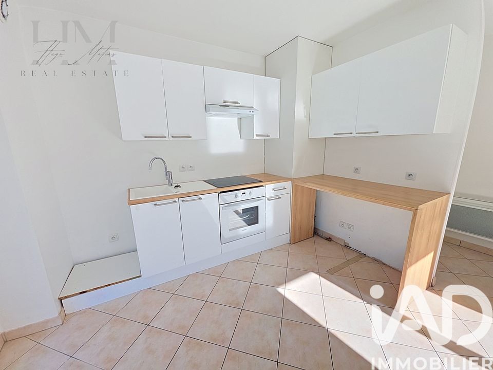 Apartment in Pontault-Combault, Seine-et-Marne - photo 2