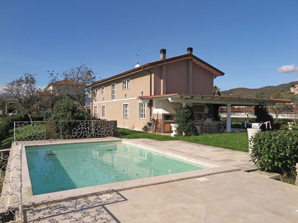 Erhvervsejendom i Villafranca in Lunigiana, Massa and Carrara - foto 1