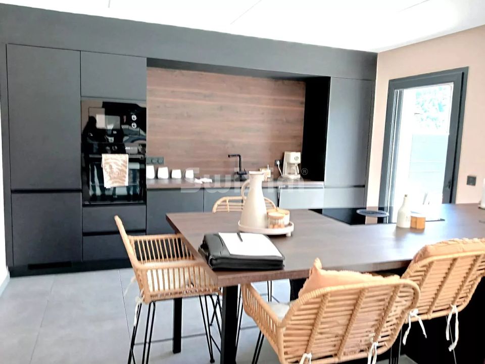 Villa i Cluses, Haute-Savoie - bilde 1