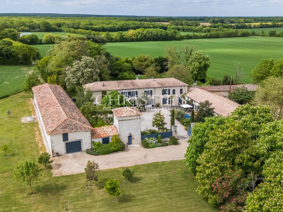Landejendom i Saint-Pierre-D'Amilly, Charente-Maritime - foto 1