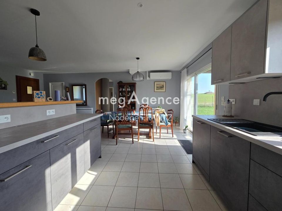 Villa in Antezant-la-Chapelle, Charente-Maritime - foto 2