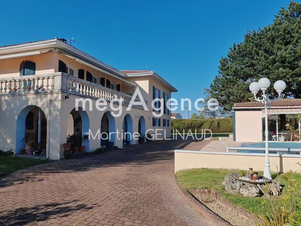 Villa in Saintes, Charente-Maritime - foto 1