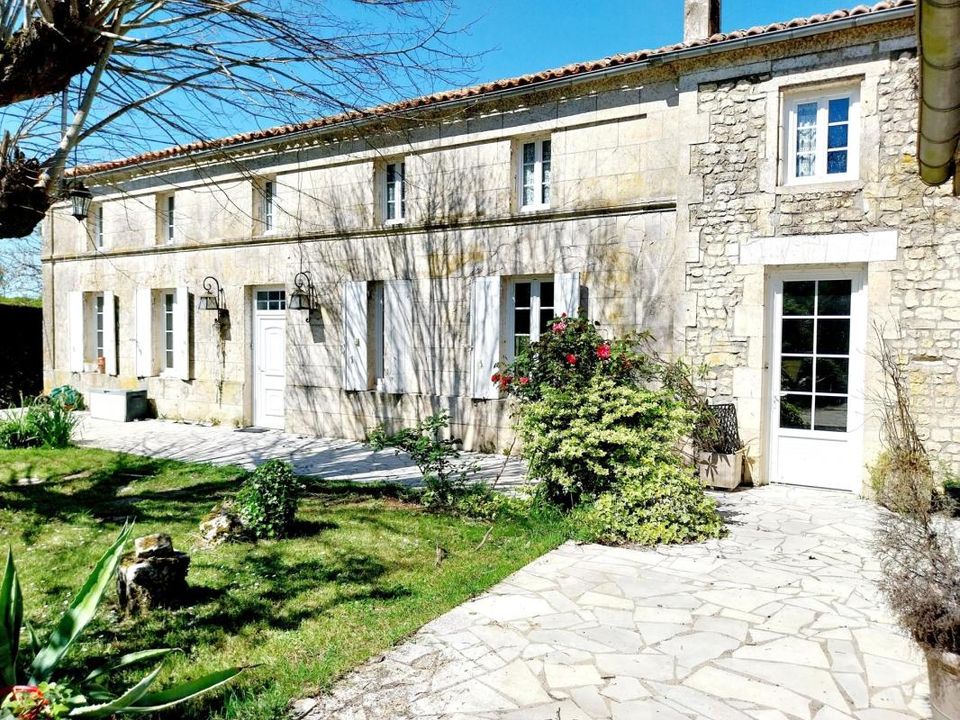 Landejendom i Saint-Germain-de-Lusignan, Charente-Maritime - foto 1