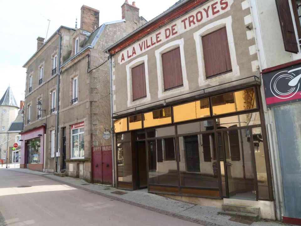 Propriedade comercial em Luzy, Nievre - foto 1