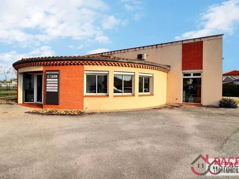 Commercial property in Saïx, Tarn - photo 1