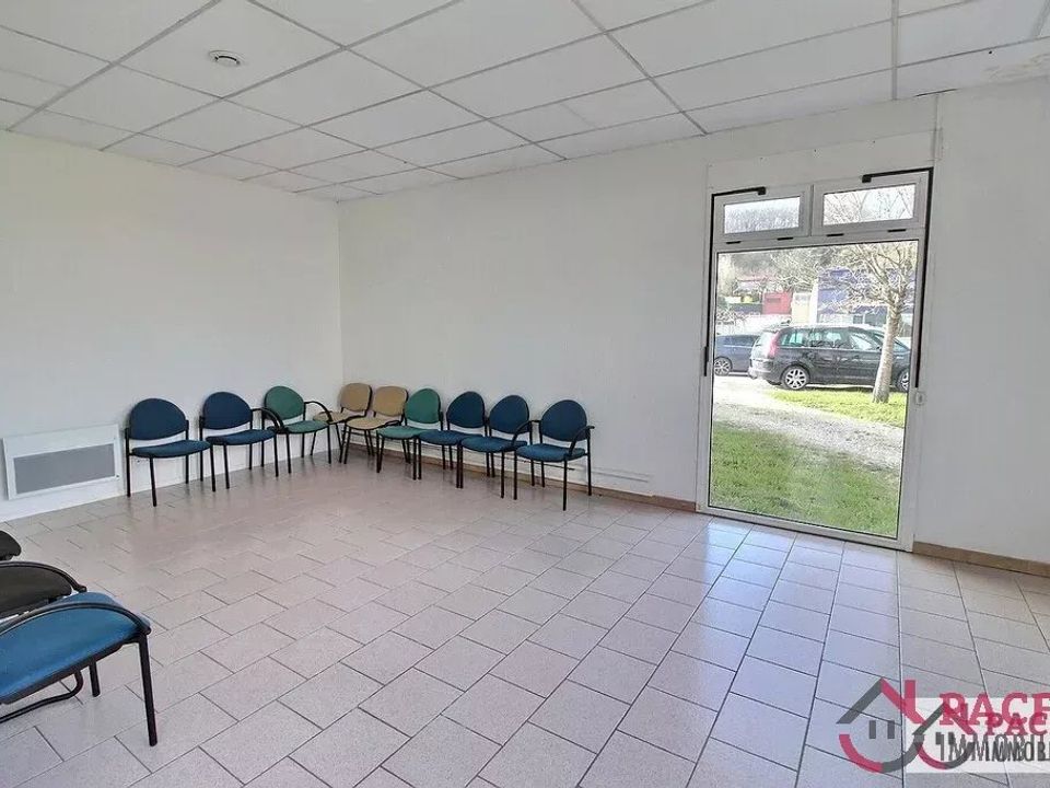 Commercial property in Saïx, Tarn - photo 4
