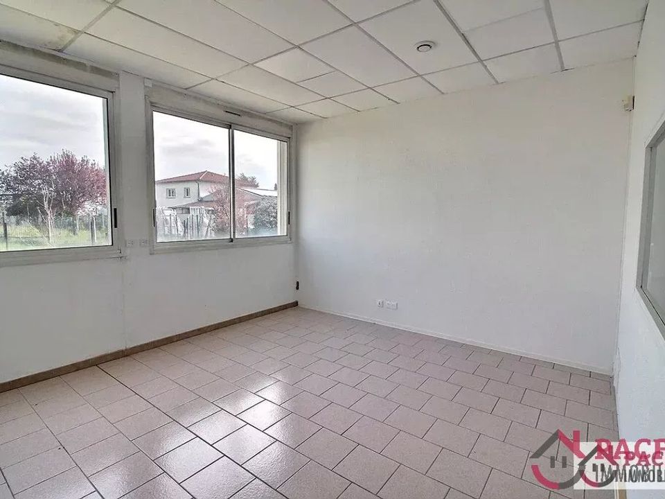 Commercial property in Saïx, Tarn - photo 5