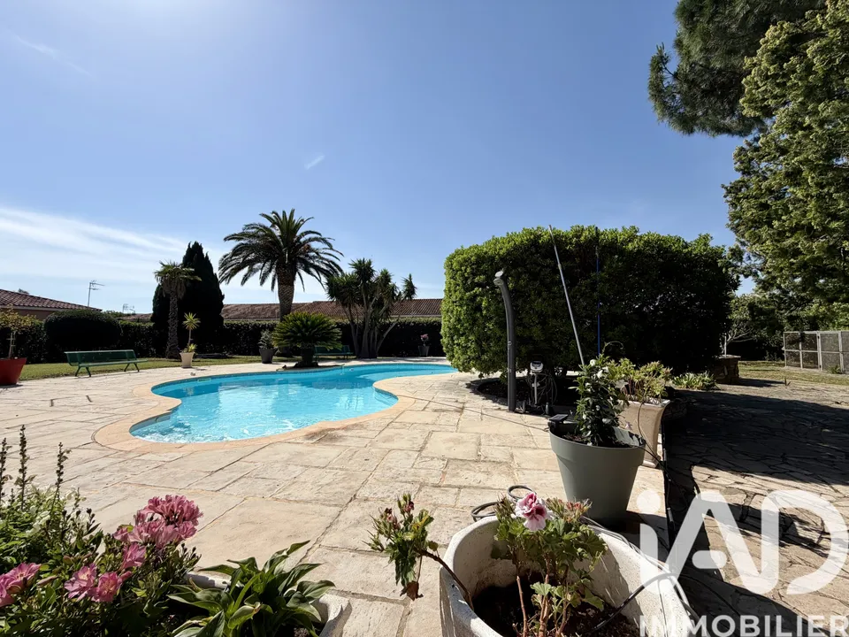Villa i Saint-Estève, Pyrenees-Orientales - foto 1
