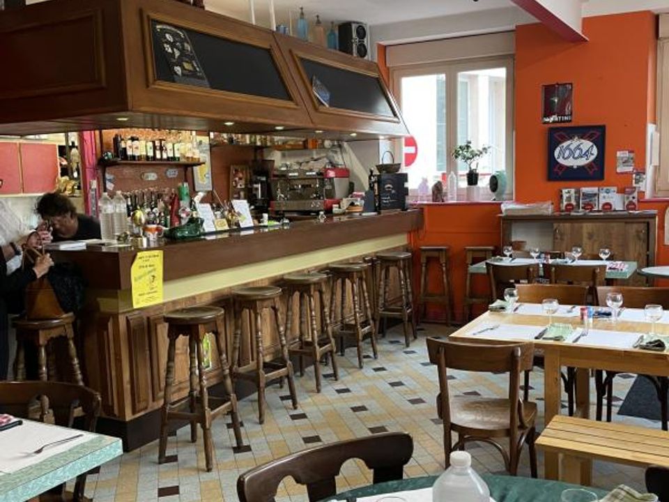 Commercial property in Gray, Haute-Saone - photo 1