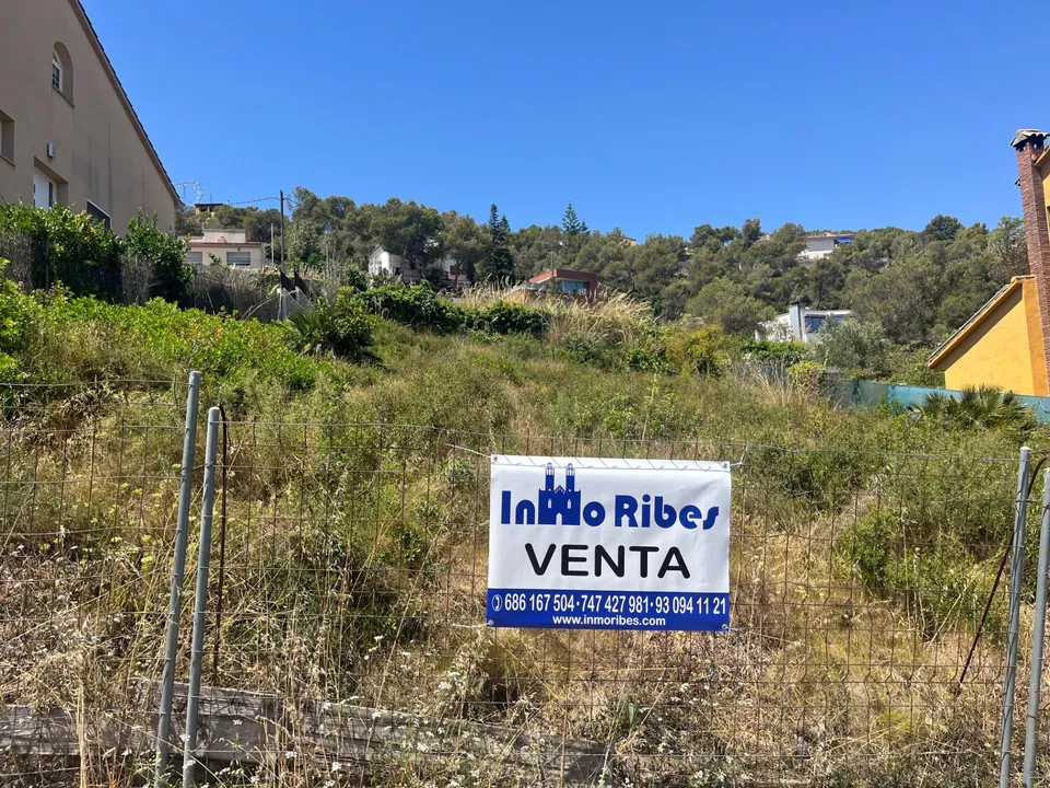 Terreno en Canyelles, Barcelona - foto 1