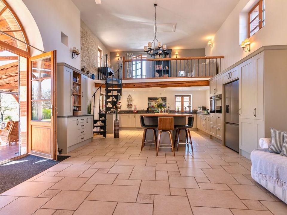 Villa in Saint-Nicolas-de-la-Grave, Tarn-et-Garonne - photo 3