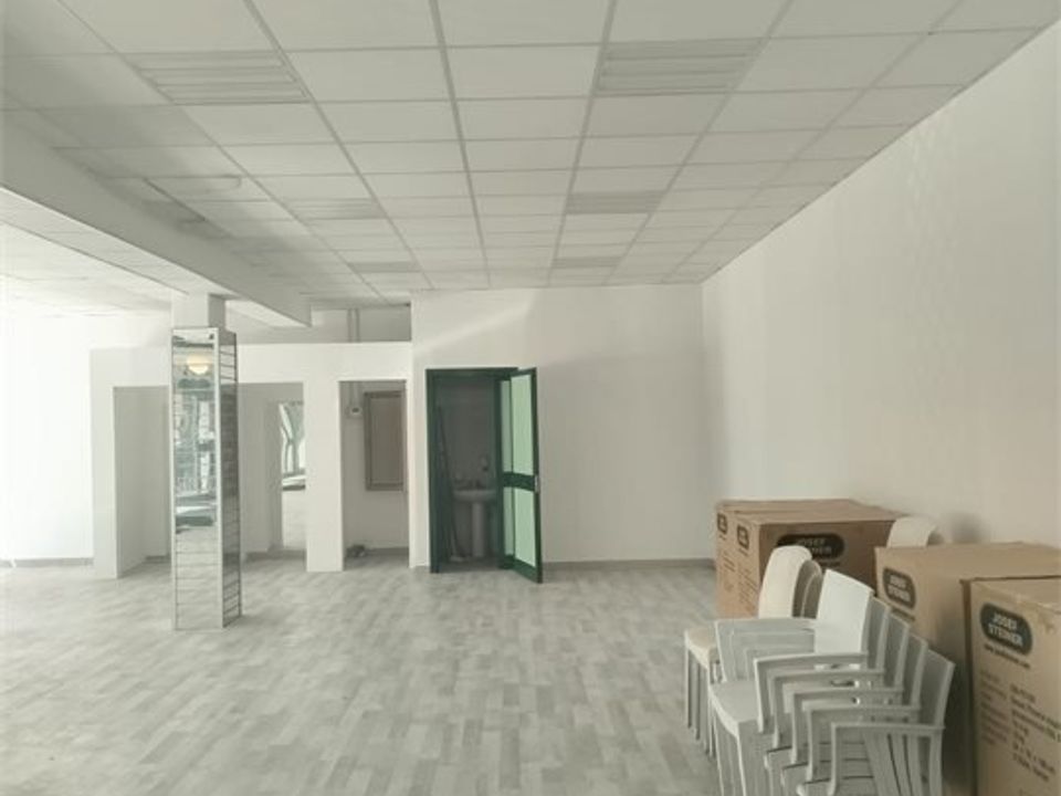 L'establiment comercial a Carpi, Modena - foto 4