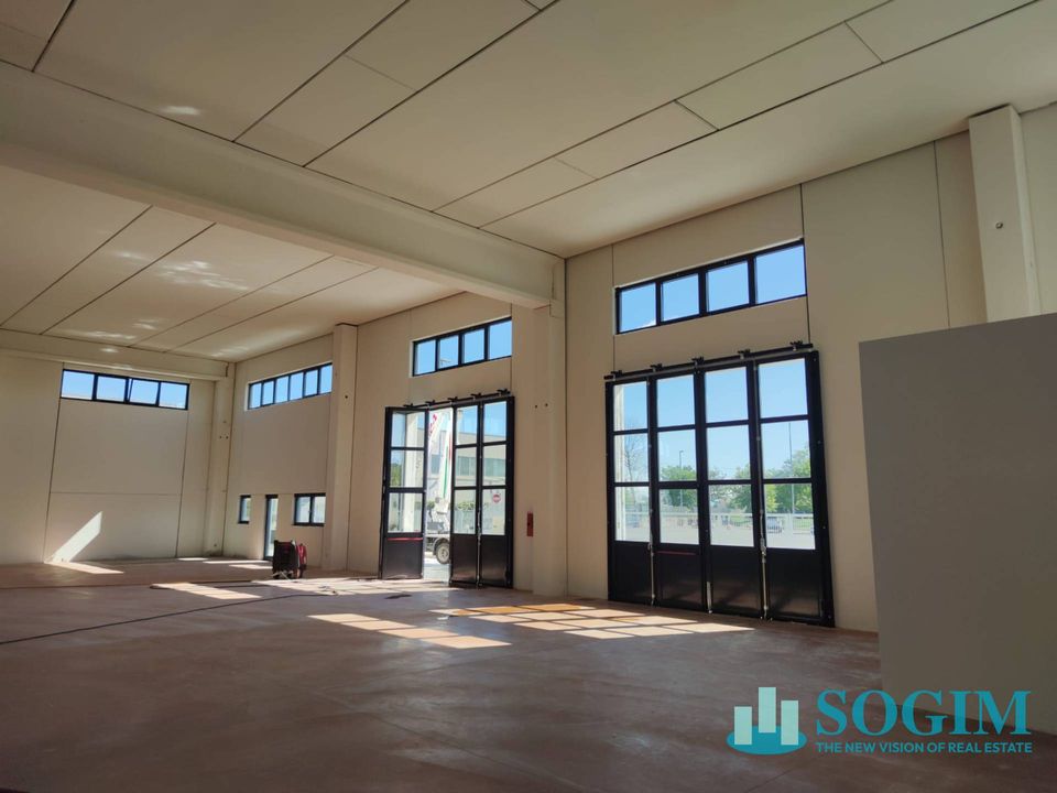Commercial property in Rivolta d'Adda, Cremona - photo 2